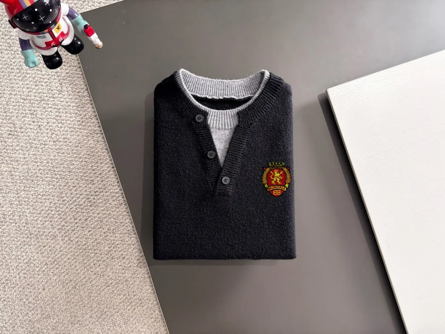Next day shipping P195 Balenciaga high quality 2026 autumn and winter official website latest sweater, on sale at the same time at the counter Hot Sale! Specially made of wool blended fabric. It feels comfortable and can be directly in contact with the skin. The logo badge is exquisitely embroidered, which is extremely eye-catching! The details highlight the fashionable charm of big brands. Exquisite workmanship. Three-dimensional cutting style. The wearing effect is invincible and handsome! All three standards are complete! Sizes:M-3XL